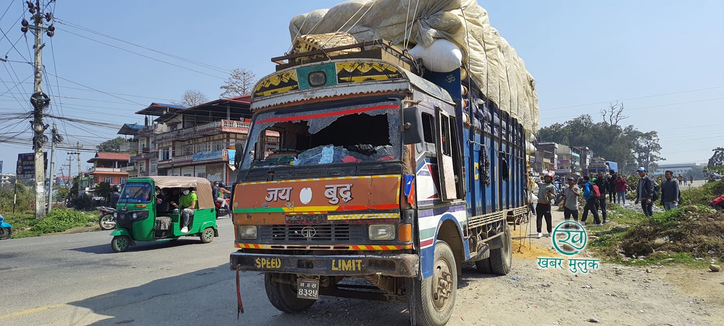 बन्दकर्ताद्वारा चितवनमा दुई वटा ट्रकमा आगजनी