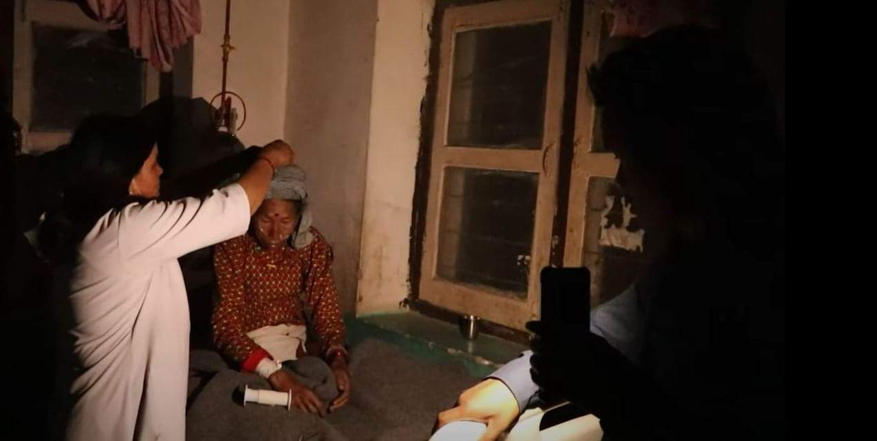 डोल्पा अस्पतालमा टर्च बालेर विरामीको उपचार