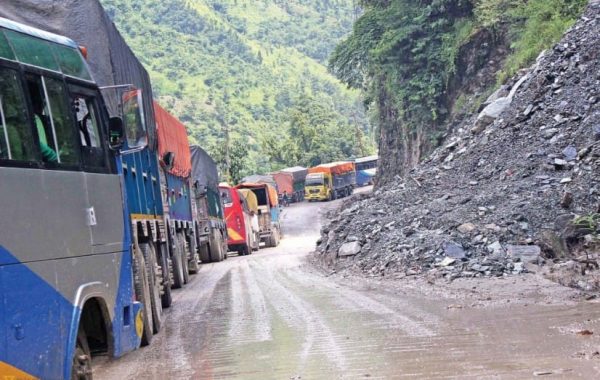 नारायणगढ- मुग्लिन सडकमा अत्यावश्यकबाहेक यात्रा नगर्नू : सडक डिभिजन