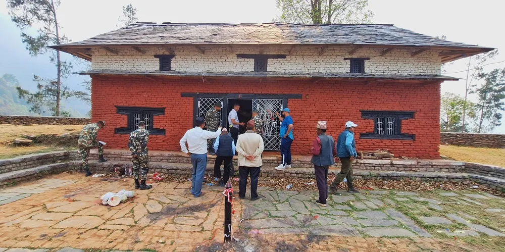 नेपाली सेनाले ऐतिहासिक गोलकोत घरको जिर्णोद्धार गर्दै