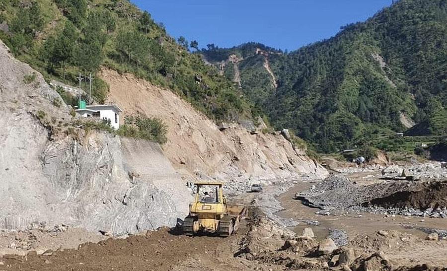 पहिरोले बीपी राजमार्ग अवरुद्ध
