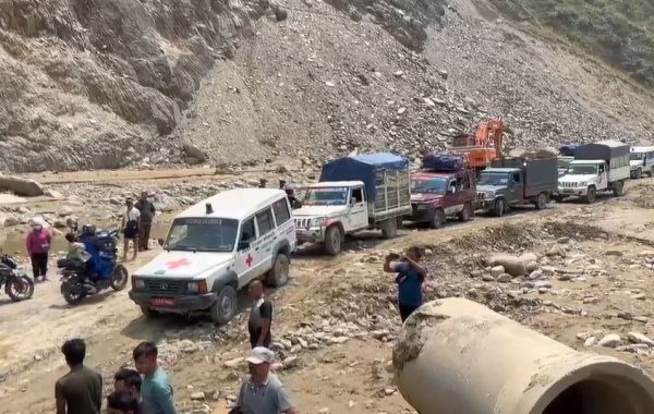 सडकमा लेदो थुप्रिँदा बीपी राजमार्ग अवरुद्ध