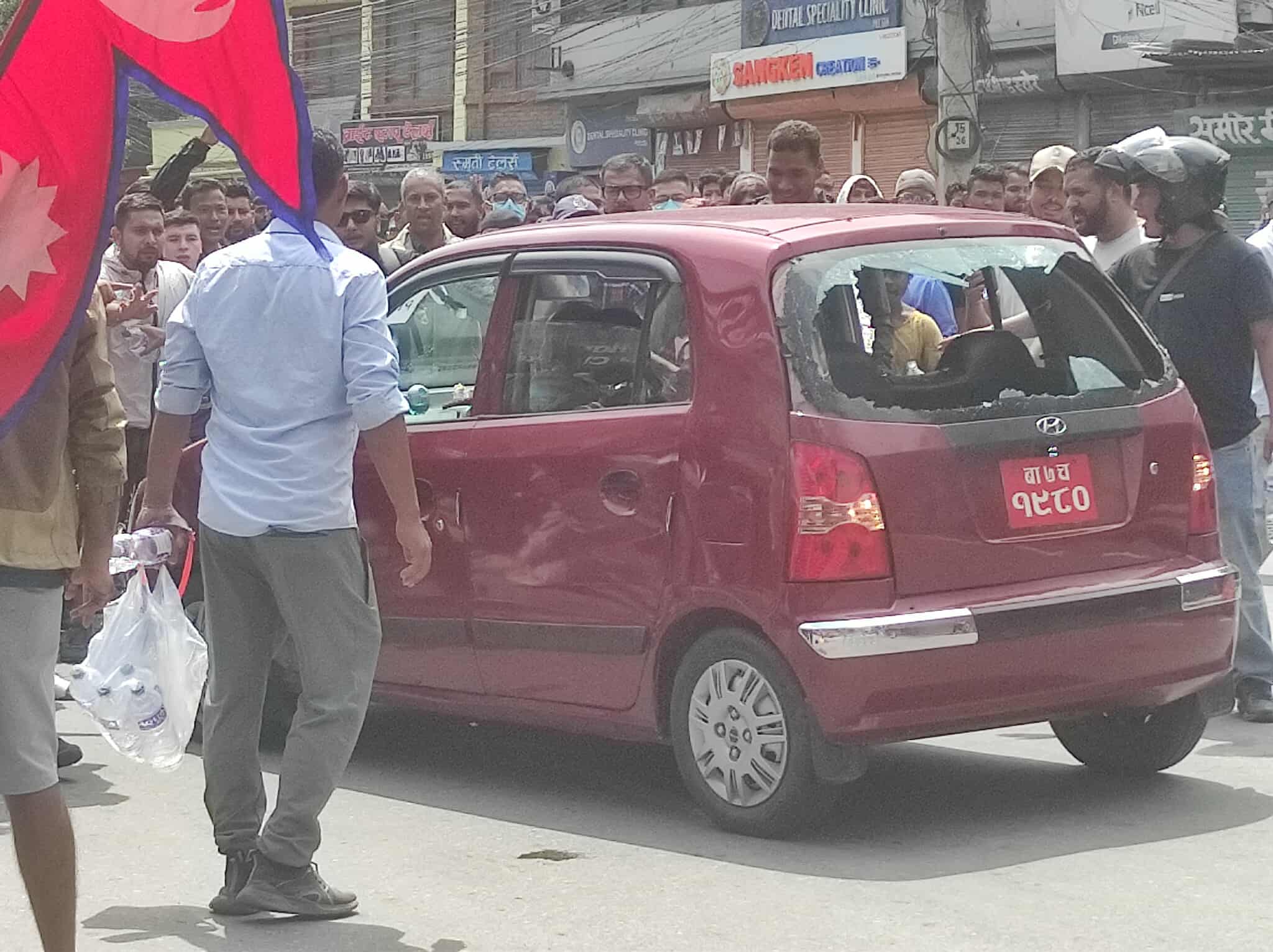 पत्रकार टीकाराम यात्रीको गाडी तोडफोड