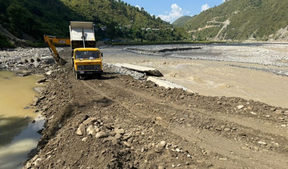 बाढीले शनिबारदेखि ठप्प बीपी राजमार्ग खुल्यो