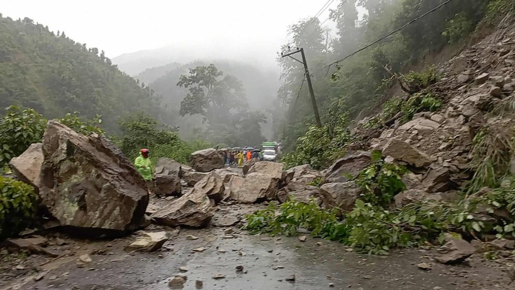 अविरल वर्षाका कारण देशभरका छ सडकमा आवागमन रोकियो