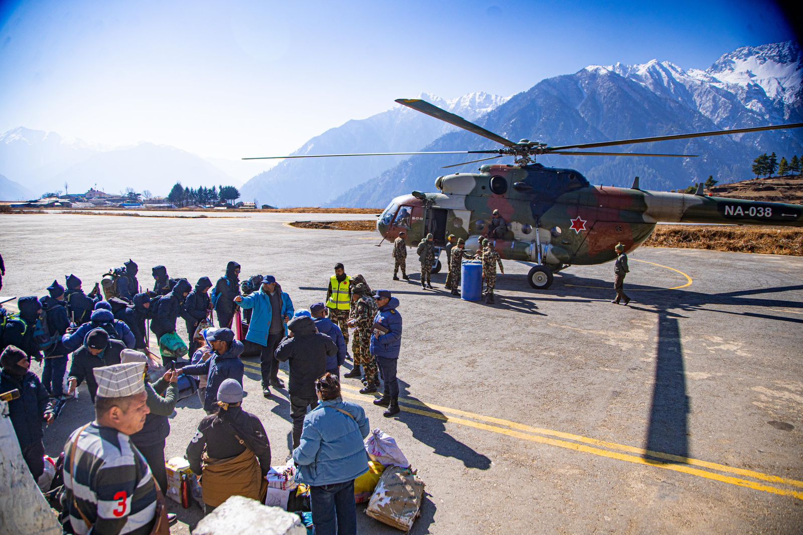 कर्णालीका हिमाली क्षेत्रमा हेलिकोप्टरमार्फत पुगे कर्मचारी र निर्वाचन सामग्री