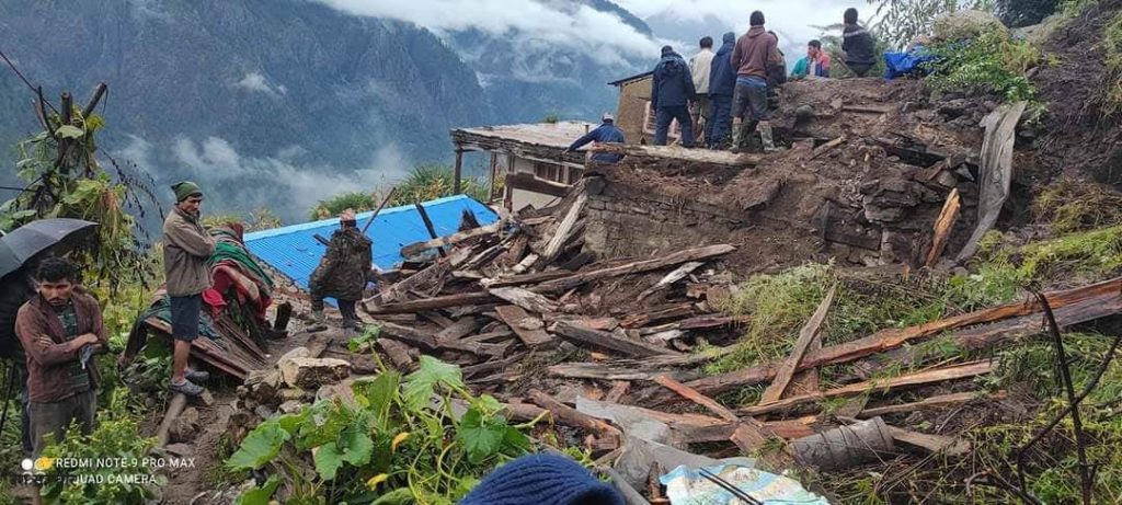 मुगुमा पहिरोले घर पुरिँदा एक बालकको मृत्यु, दुई जना घाइते