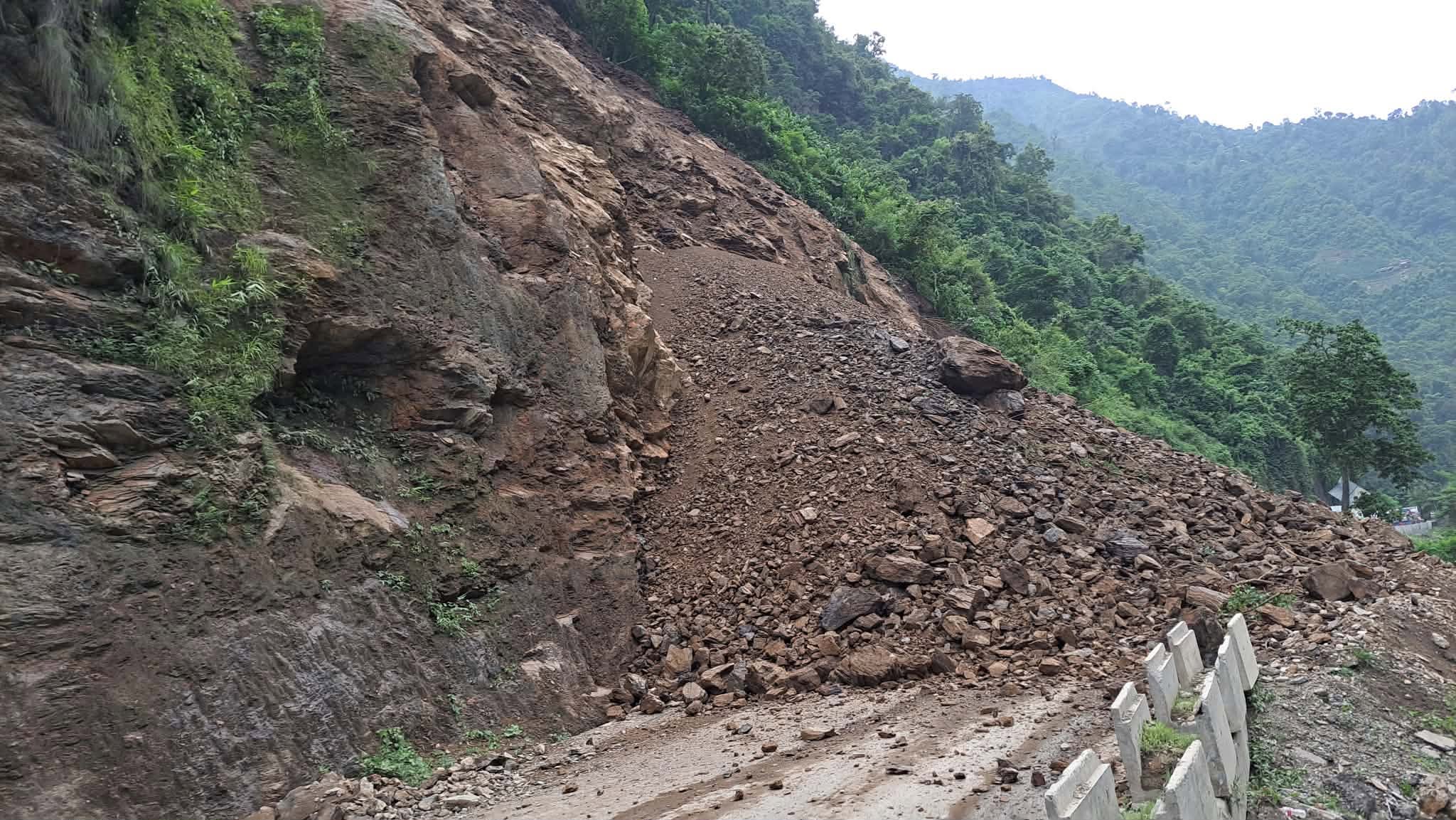 अविरल वर्षापछि देशभरका ६ राजमार्ग अवरुद्ध