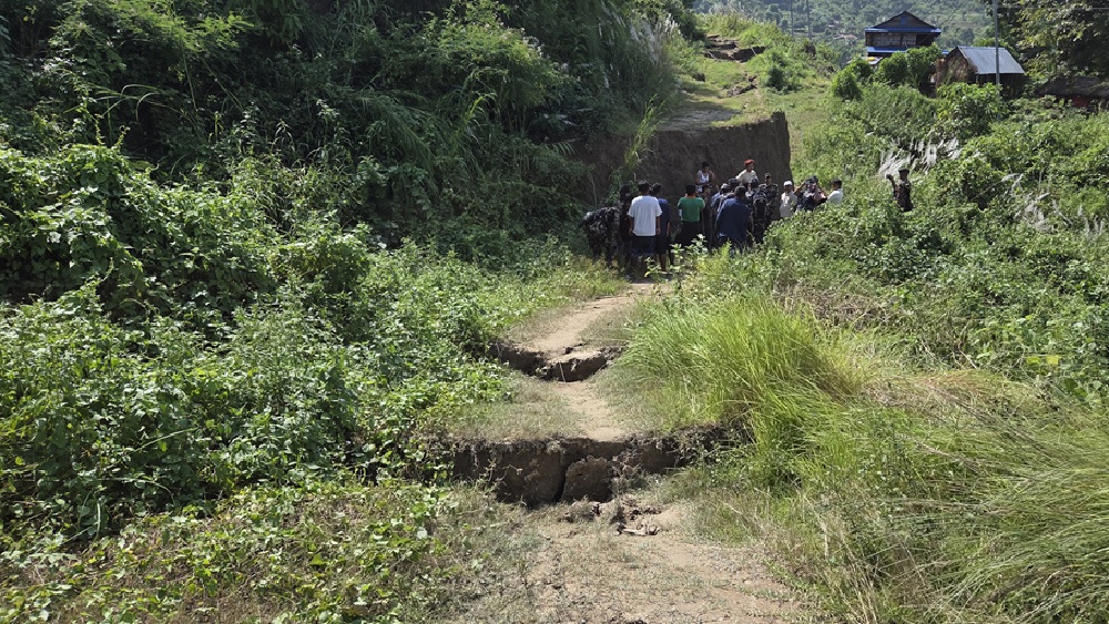 अनौठो आवाजसँगै जमिन चिरापर्न थालेपछि तल्लो ज्यामिरेका स्थानीयवासी त्रासमा