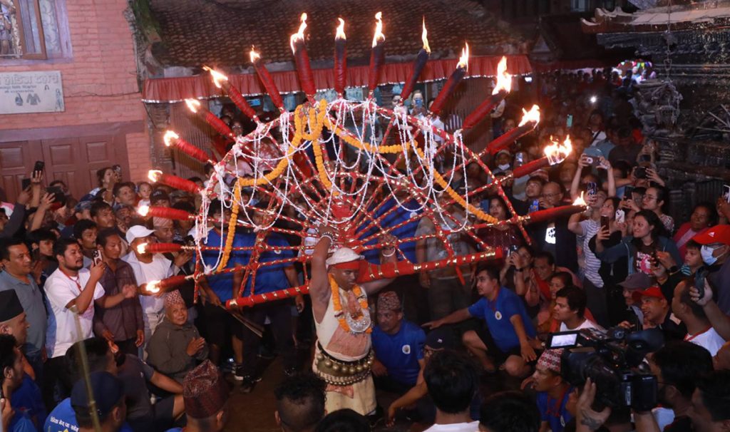 जात्रालाई निरन्तरता दिन वीरेन्द्रभक्तले पाँचौँपटक जिब्रो छेड्ने