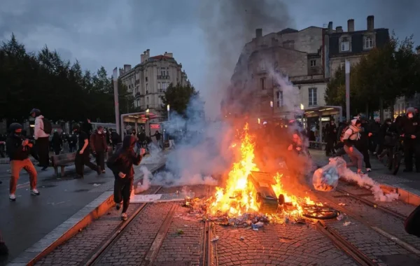 फ्रान्समा चर्कियो जनआक्रोश : देशव्यापी प्रदर्शनपछि करिब एक हजार जना पक्राउ, सडकमा