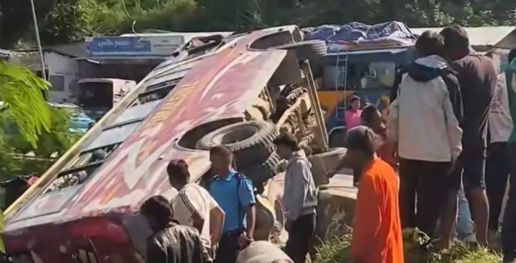 काठमाडौँबाट ओखलढुङ्गा जाँदै गरेको बस सिन्धुलीमा दुर्घटना, ९ जना घाइते