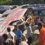 काठमाडौँबाट ओखलढुङ्गा जाँदै गरेको बस सिन्धुलीमा दुर्घटना, ९ जना घाइते