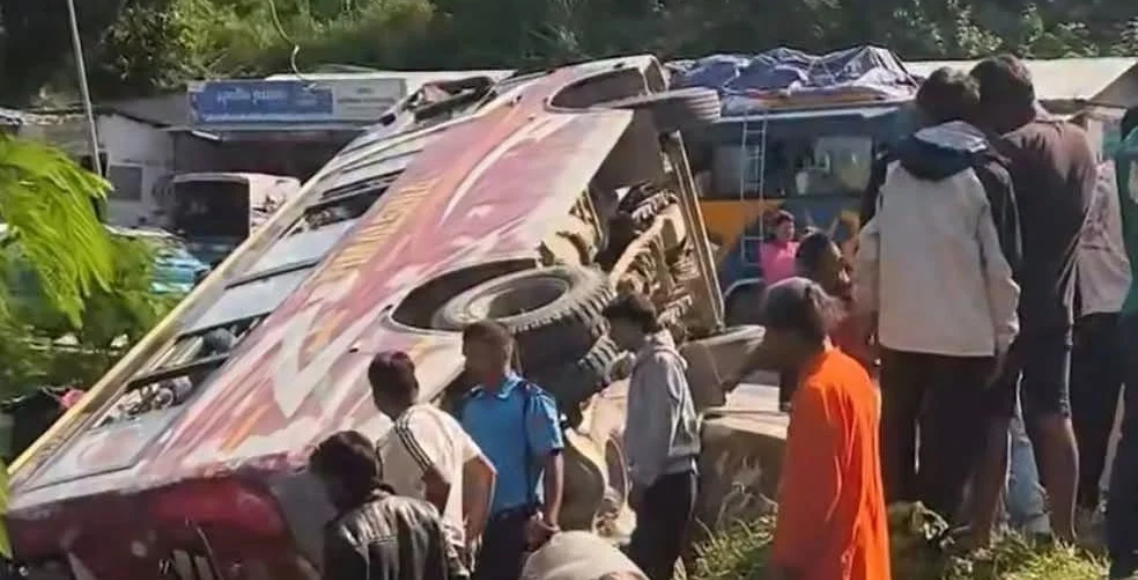 काठमाडौँबाट ओखलढुङ्गा जाँदै गरेको बस सिन्धुलीमा दुर्घटना, ९ जना घाइते